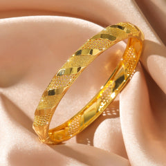Personalized Hollowed-Out Women's Bracelet That Retains Its Color Over Time